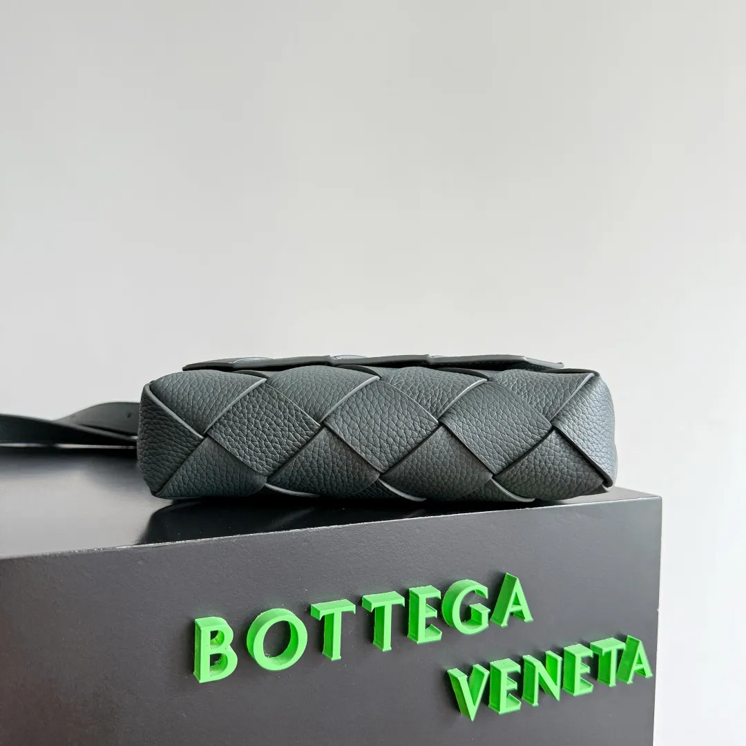 Batch 1860 BOTTEGA VENETA new Diago crossbody bag The diagonally built dynamic silhouette shows unique ingenuity. As a member of the B family's early autumn series, it uses the highest quality calfskin. The entire bag is softer, thicker and heavier, and durable. It is equipped with an adjustable strap. The texture of the 3cm wide leather strap is very similar to the litchi pattern. It is slightly stiffer than the litchi pattern. It is low-key, luxurious and full of connotation. It is refreshing and comfortable to match the upper body. Hu Yitian was also successfully captured by it. Style number: 795637 Size: 22.5*16.5*5.5cm